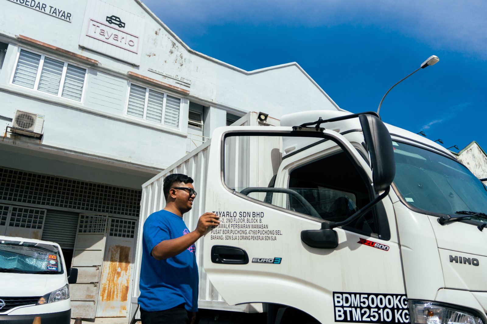 Tayarlo delivery truck outside the warehouse